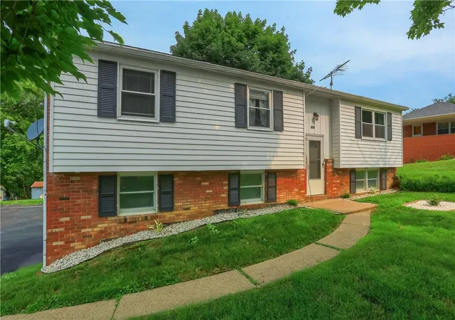 Photo 2 of Sale Pending at 615 Whistler Dr, Rochester, PA 15074 | MLS# 1765399 | Listing updated on 2026-09-09