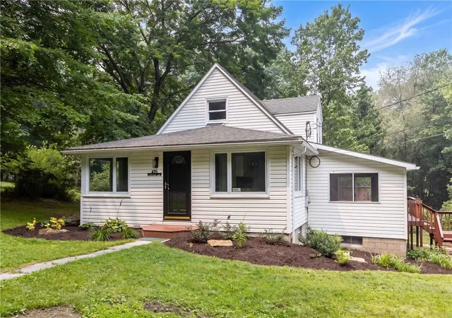 Photo 3 of Sale Pending at 420 Dutchtown Rd, Butler, PA 16002 | MLS# 1765220 | Listing updated on 2026-09-14