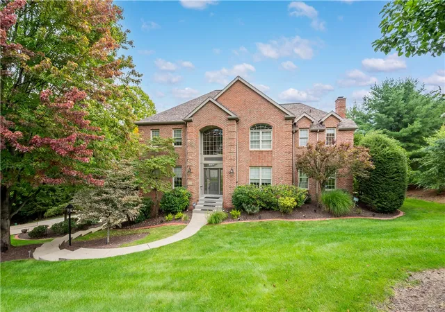 Photo 3 of Single family home for sale at 301 Bunker Hl Dr, Peters Twp, PA 15317 | MLS# 1765376 | Listing updated on 2026-09-12