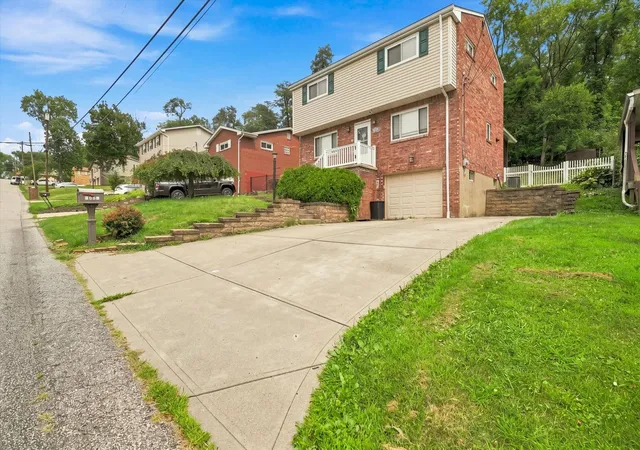 Photo 4 of Single family home for sale at 5877 Pleasant St, South Park, PA 15129 | MLS# 1765810 | Listing updated on 2026-10-21
