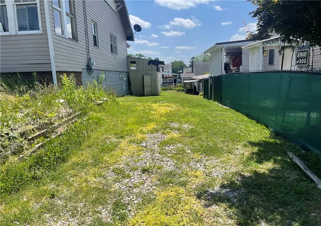 Photo 3 of Single family home for sale at 304 Fell St, Belle Vernon, PA 15012 | MLS# 1766011 | Listing updated on 2026-10-01