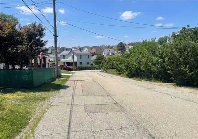 Photo 4 of Single family home for sale at 304 Fell St, Belle Vernon, PA 15012 | MLS# 1766011 | Listing updated on 2026-10-01