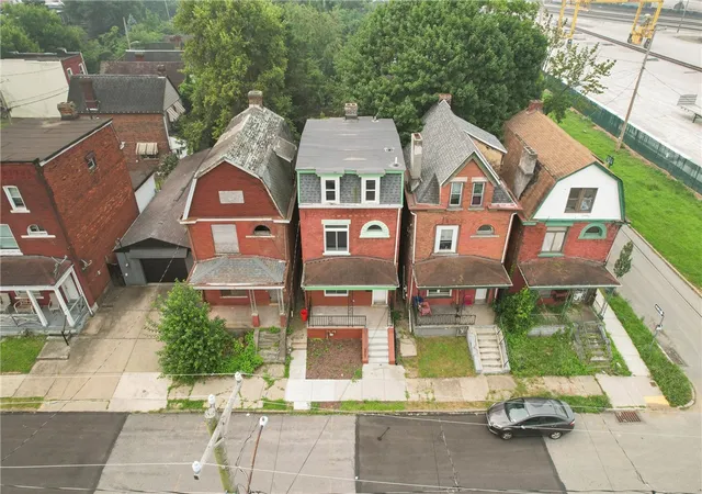 Photo 3 of Single family home for sale at 425 W Elizabeth, Hazelwood, PA 15207 | MLS# 1766147 | Listing updated on 2026-10-13