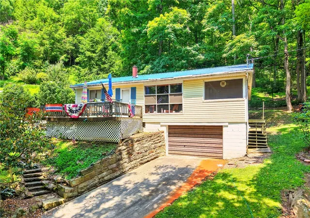 Photo 3 of Single family home for sale at 627 E Lakeview Rd, Henry Clay Twp, PA 15424 | MLS# 1765727 | Listing updated on 2026-09-14