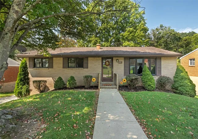 Photo 2 of Sale Pending at 538 Newport Dr, Hempfield Twp, PA 15601 | MLS# 1766539 | Listing updated on 2026-09-14