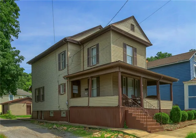 Photo 2 of Single family home for sale at 409 E Reynolds St, New Castle, PA 16101 | MLS# 1766717 | Listing updated on 2026-09-07