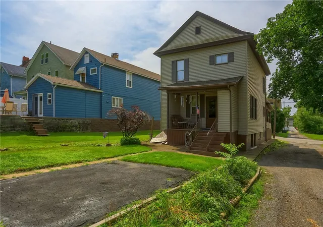 Photo 2 of Single family home for sale at 409 E Reynolds St, New Castle, PA 16101 | MLS# 1766717 | Listing updated on 2026-09-07