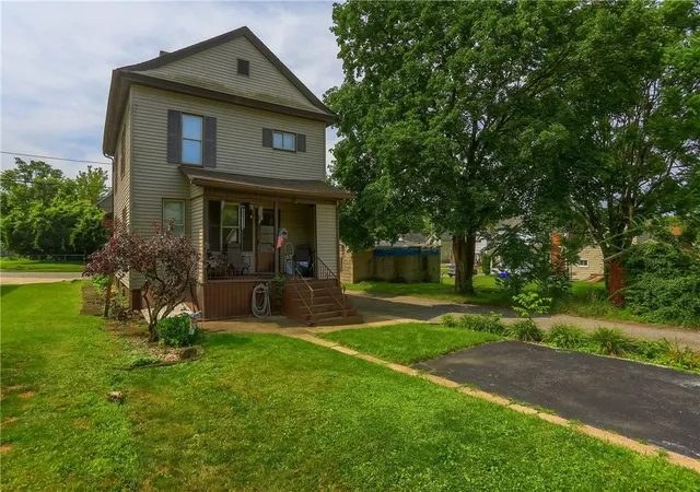 Photo 3 of Single family home for sale at 409 E Reynolds St, New Castle, PA 16101 | MLS# 1766717 | Listing updated on 2026-09-07