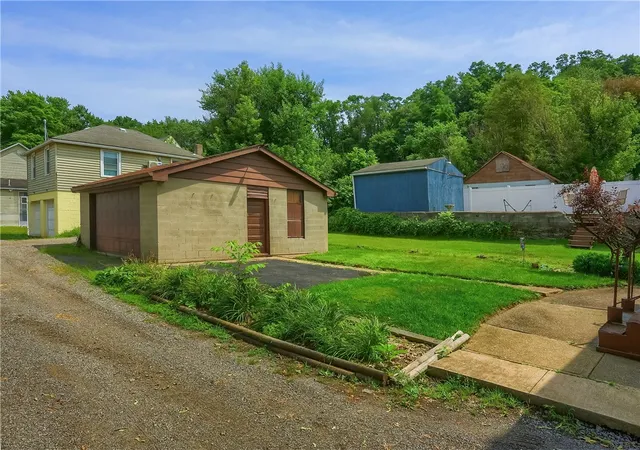 Photo 4 of Single family home for sale at 409 E Reynolds St, New Castle, PA 16101 | MLS# 1766717 | Listing updated on 2026-09-07