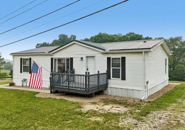 Photo 2 of Manufactured home for sale at 122 Idaho St, Plumcreek Twp, PA 15774 | MLS# 1766819 | Listing updated on 2026-09-16