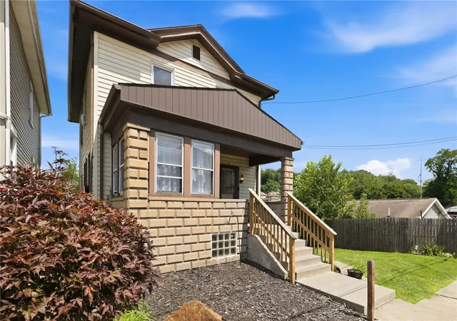 Photo 2 of Single family home for sale at 468 Park St, Rochester, PA 15074 | MLS# 1766844 | Listing updated on 2026-09-08