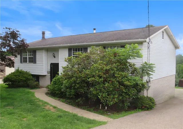 Photo 1 of Single family home for sale at 115 Bristol Ln, Hempfield Twp, PA 15642 | MLS# 1766870 | Listing updated on 2026-09-01