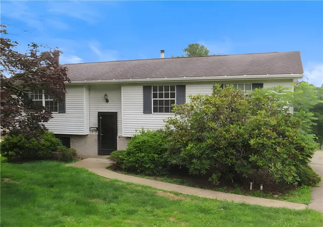 Photo 2 of Single family home for sale at 115 Bristol Ln, Hempfield Twp, PA 15642 | MLS# 1766870 | Listing updated on 2026-09-01