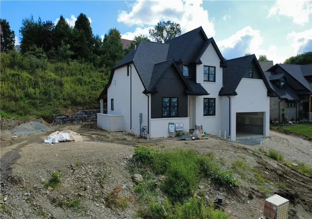 Photo 3 of Single family home for sale at 1061 Skyline Dr, Cecil, PA 15317 | MLS# 1766769 | Listing updated on 2026-09-06