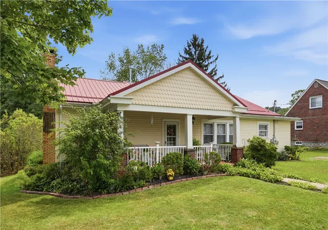 Photo 2 of Single family home for sale at 725 Pine Ave, Mars Boro, PA 16046 | MLS# 1767183 | Listing updated on 2026-09-06