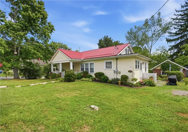 Photo 3 of Single family home for sale at 725 Pine Ave, Mars Boro, PA 16046 | MLS# 1767183 | Listing updated on 2026-09-06