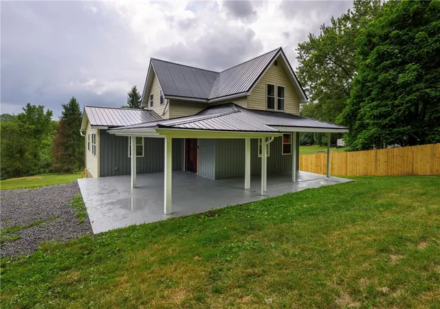 Photo 2 of Single family home for sale at 308 State St Ext, Clay Twp, PA 16061 | MLS# 1767319 | Listing updated on 2026-09-10