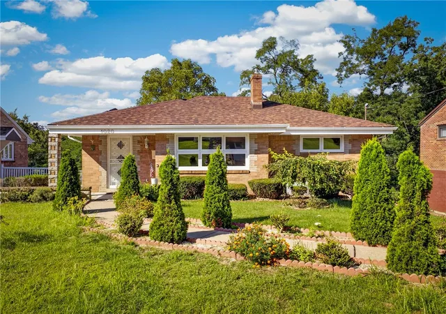 Photo 1 of Single family home for sale at 1020 Towervue Dr, Baldwin Boro, PA 15227 | MLS# 1766973 | Listing updated on 2026-09-15