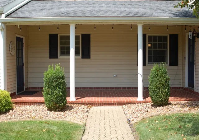 Listing Photo 2 - Condo for sale in building located at 182 Windsor Ridge, New Castle, PA 16105 - Unit #51
