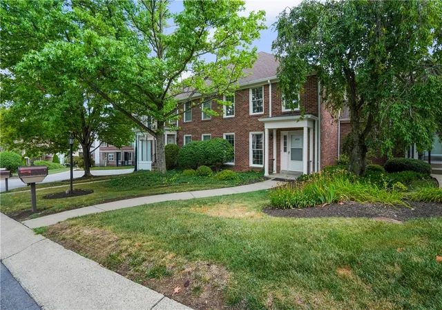 Photo 2 of Condo for sale at 402 Royal Ct, Mt Lebanon, PA 15234 | MLS# 1767671 | Listing updated on 2026-09-08