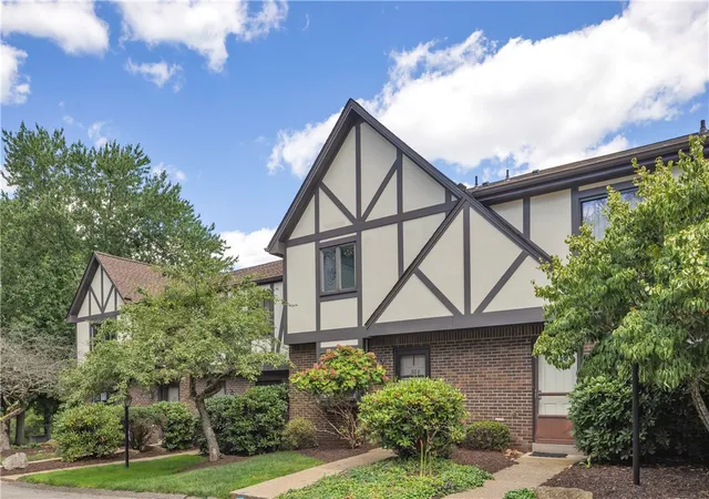 Photo 2 of Single family home for sale at 303 Olde Ingomar Ct, Mc Candless, PA 15237 | MLS# 1767787 | Listing updated on 2026-09-14