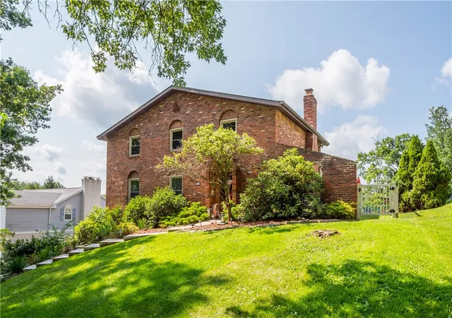 Photo 2 of Sale Pending at 190 Delaware Trl, Peters Twp, PA 15367 | MLS# 1767378 | Listing updated on 2026-09-10