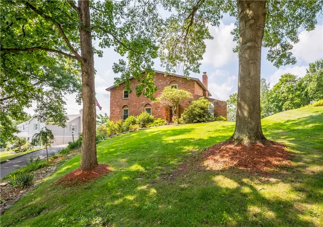 Photo 3 of Sale Pending at 190 Delaware Trl, Peters Twp, PA 15367 | MLS# 1767378 | Listing updated on 2026-09-10