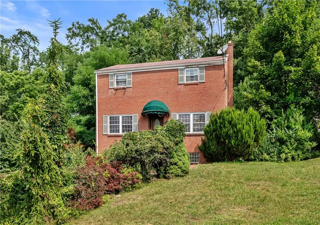 Photo 2 of Single family home for sale at 137 Macek Dr, Baldwin Boro, PA 15227 | MLS# 1767877 | Listing updated on 2026-09-01