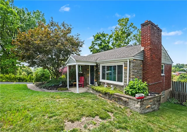 Photo 4 of Single family home for sale at 1242 Arrowood Dr, Mt Lebanon, PA 15243 | MLS# 1768146 | Listing updated on 2026-10-05