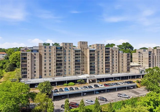 Listing Photo 2 - Condo for sale in building located at 2160 Greentree Rd, Pittsburgh, PA 15220 - Unit #105W