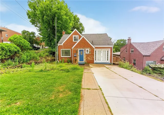 Photo 2 of Single family home for sale at 11 Green Oak, Scott Twp, PA 15220 | MLS# 1768195 | Listing updated on 2026-09-06