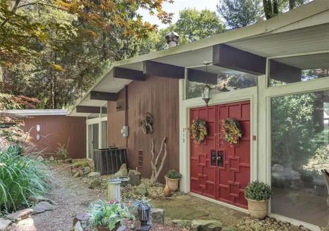 Photo 1 of Single family home for sale at 213 Brooks Dr, Chippewa Twp, PA 15010 | MLS# 1768204 | Listing updated on 2026-09-03