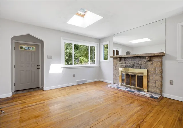 Photo 3 of Single family home for sale at 906 Lebanon Ave, Castle Shannon, PA 15234 | MLS# 1768405 | Listing updated on 2026-09-29