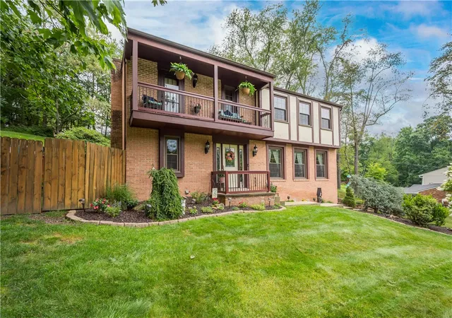 Photo 3 of Single family home for sale at 142 Longvue Dr, Peters Twp, PA 15317 | MLS# 1768592 | Listing updated on 2026-10-07