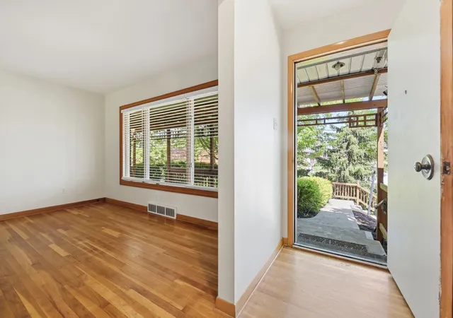 Photo 4 of Single family home for sale at 1189 Tranter Ave, Green Tree, PA 15220 | MLS# 1768640 | Listing updated on 2026-09-08