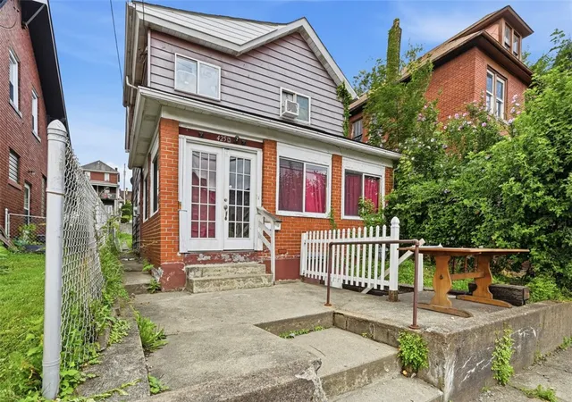 Photo 2 of Single family home for sale at 425 N 4th Street, Clairton, PA 15025 | MLS# 1766212 | Listing updated on 2026-09-04