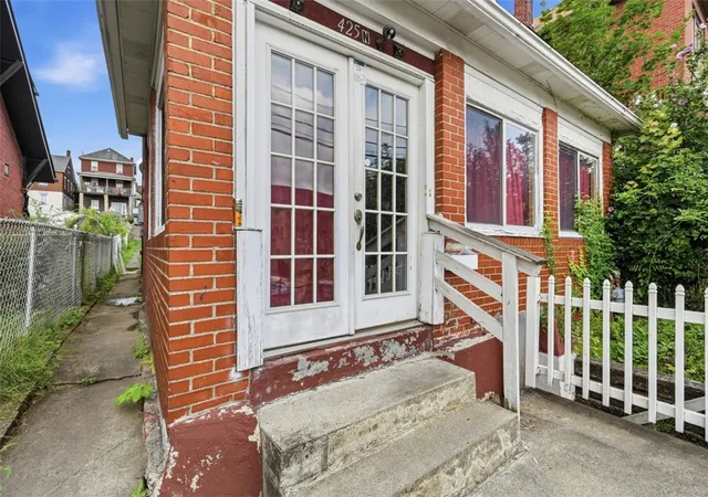 Photo 3 of Single family home for sale at 425 N 4th Street, Clairton, PA 15025 | MLS# 1766212 | Listing updated on 2026-09-04