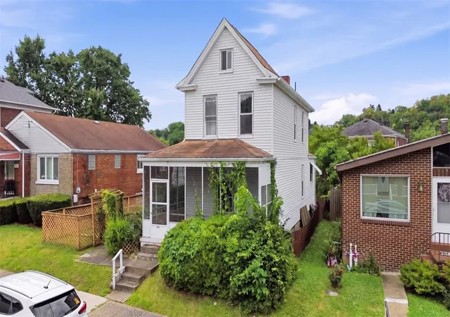 Photo 3 of Single family home for sale at 912 Waddell Ave, Clairton, PA 15025 | MLS# 1766208 | Listing updated on 2026-10-21
