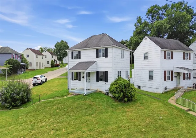 Photo 3 of Single family home for sale at 544 Thompson Ave, Clairton, PA 15025 | MLS# 1766205 | Listing updated on 2026-09-19