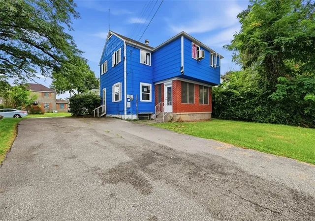 Photo 3 of Single family home for sale at 117 Constitution Cir, Clairton, PA 15025 | MLS# 1766174 | Listing updated on 2026-09-04