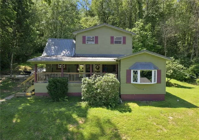 Single family home for sale at 904 Old State Rd, Kiskiminetas Twp, PA 15613 | MLS# 1768610