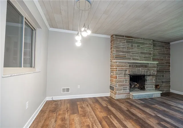 Photo 3 of Single family home for sale at 684 Crescent Blvd, Moon/crescent Twp, PA 15046 | MLS# 1768323 | Listing updated on 2026-10-13