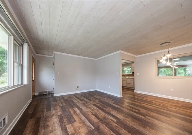 Photo 4 of Single family home for sale at 684 Crescent Blvd, Moon/crescent Twp, PA 15046 | MLS# 1768323 | Listing updated on 2026-10-13