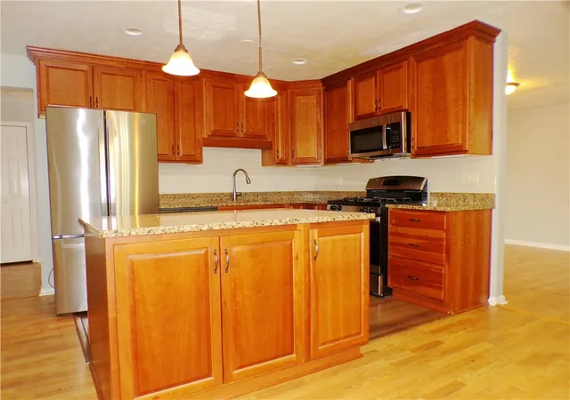 Photo 4 of Single family home for sale at 211 Hummingbird Hl, Cranberry Twp, PA 16066 | MLS# 1768783 | Listing updated on 2026-10-05