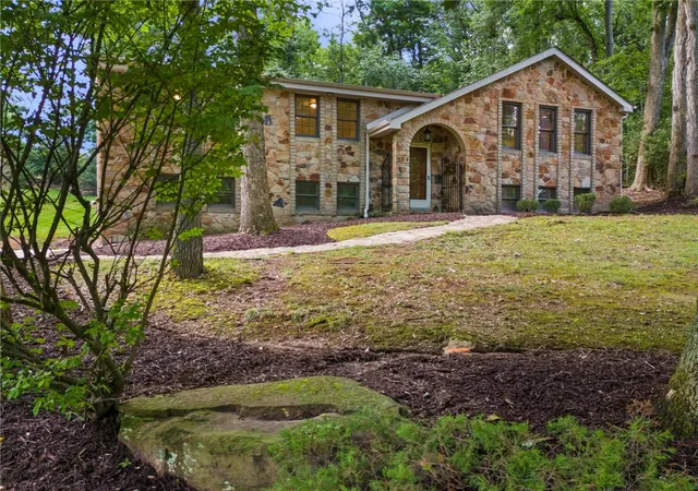 Photo 2 of Single family home for sale at 204 Fineview Dr, Peters Twp, PA 15317 | MLS# 1768891 | Listing updated on 2026-10-06