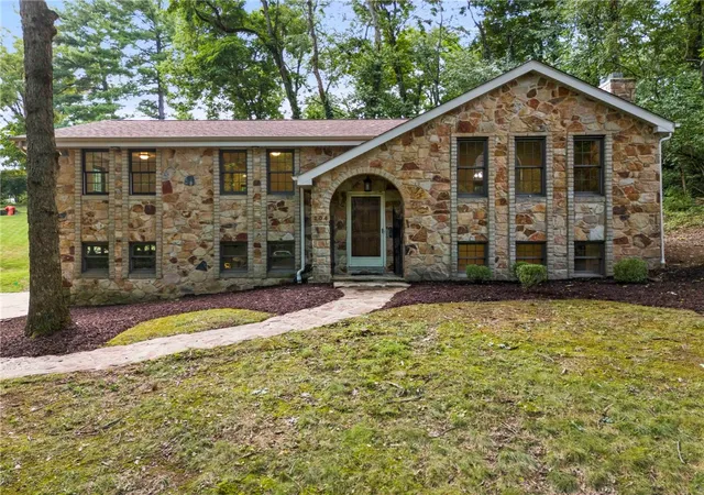 Photo 3 of Single family home for sale at 204 Fineview Dr, Peters Twp, PA 15317 | MLS# 1768891 | Listing updated on 2026-10-06