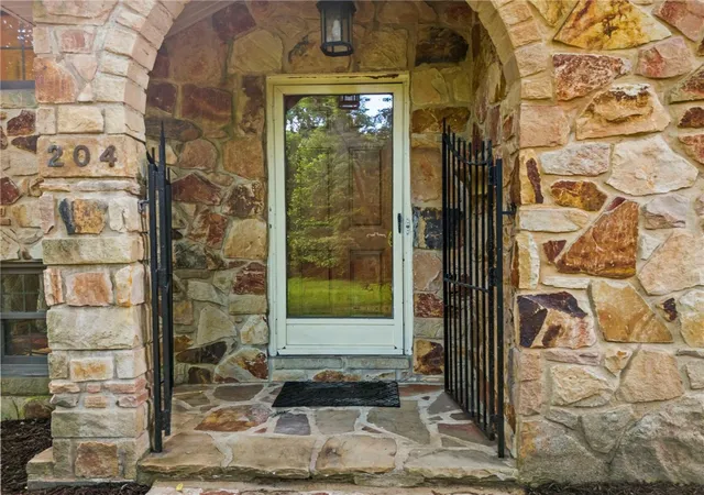 Photo 3 of Single family home for sale at 204 Fineview Dr, Peters Twp, PA 15317 | MLS# 1768891 | Listing updated on 2026-10-06