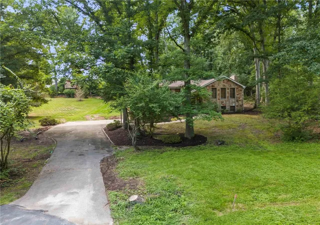 Photo 4 of Single family home for sale at 204 Fineview Dr, Peters Twp, PA 15317 | MLS# 1768891 | Listing updated on 2026-10-06