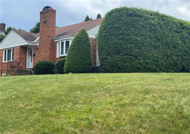 Photo 3 of Single family home for sale at 749 Harden Dr, Ross Twp, PA 15229 | MLS# 1768930 | Listing updated on 2026-09-14
