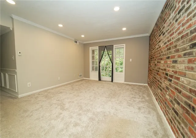 Listing Photo 5 - Condo for sale in building located at 1010 Margarite Dr, Pittsburgh, PA 15216 - Unit #F